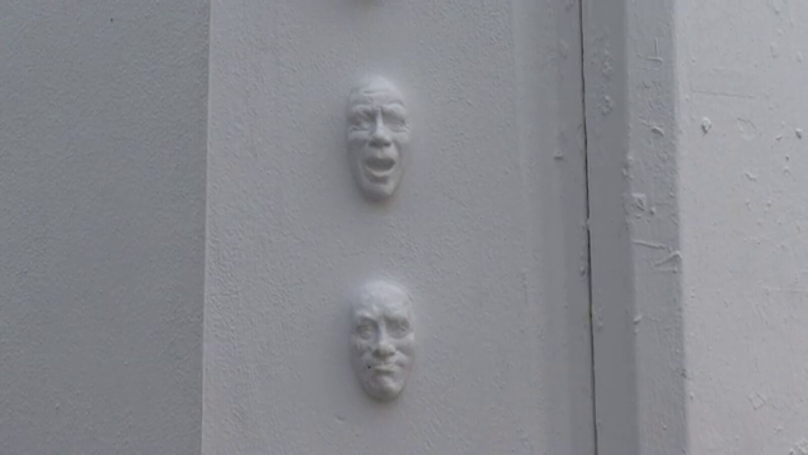 El 'Banksy cordobés' vuelve a hacerlo: aparecen nuevas misteriosas caras de arcilla