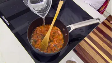 Elabora la salsa de zanahoria y tritura bien