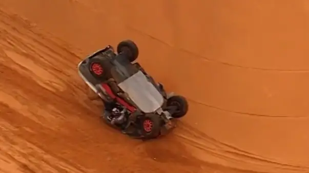 El audi de Carlos Sainz, volcado en el desierto tras el accidente que ha sufrido en la etapa 9 El audi de Carlos Sainz, volcado en el desierto tras el accidente que ha sufrido en la etapa 9