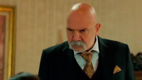 Çolak sospecha que Betül le ha traicionado… ¡Pero ella consigue desviar sus acusaciones! Çolak sospecha que Betül le ha traicionado… ¡Pero ella consigue desviar sus acusaciones!