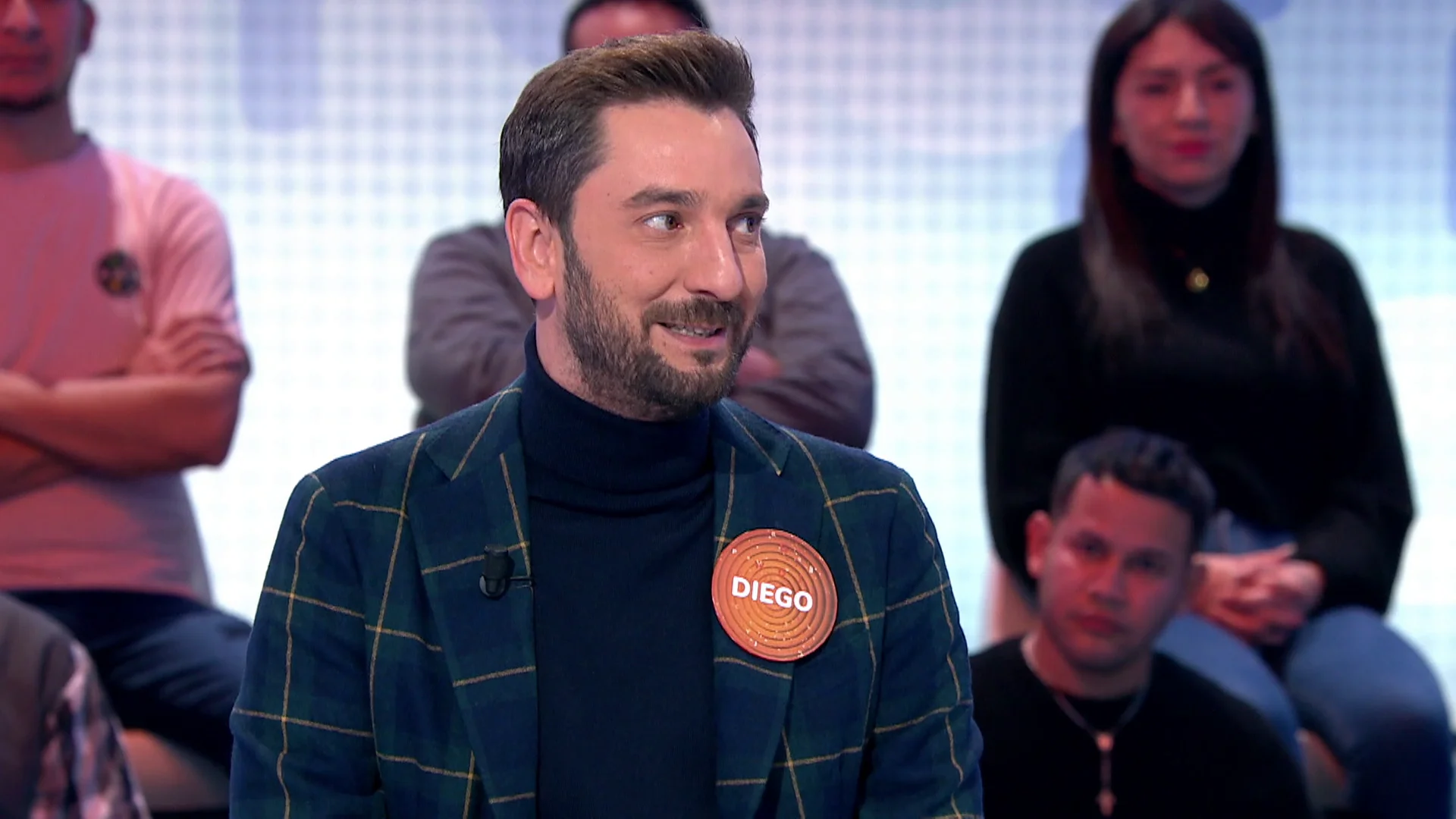 &ldquo;&iquest;Tienes luego una boda?&rdquo;: Roberto Leal, maravillado con el look &lsquo;de percha&rsquo; de Diego Revuelta 