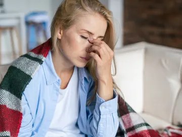 Mujer cansada y con frío Mujer cansada y con frío