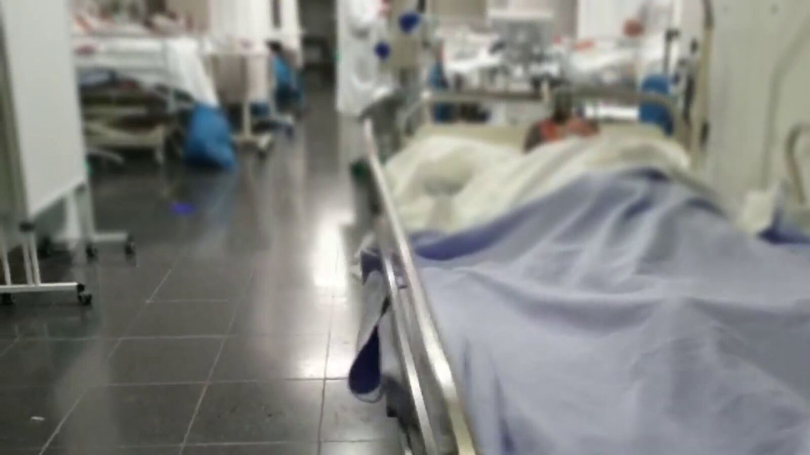 Urgencias desbordadas y al límite, los pacientes se acumulan en los pasillos de varios grandes hospitales españoles 