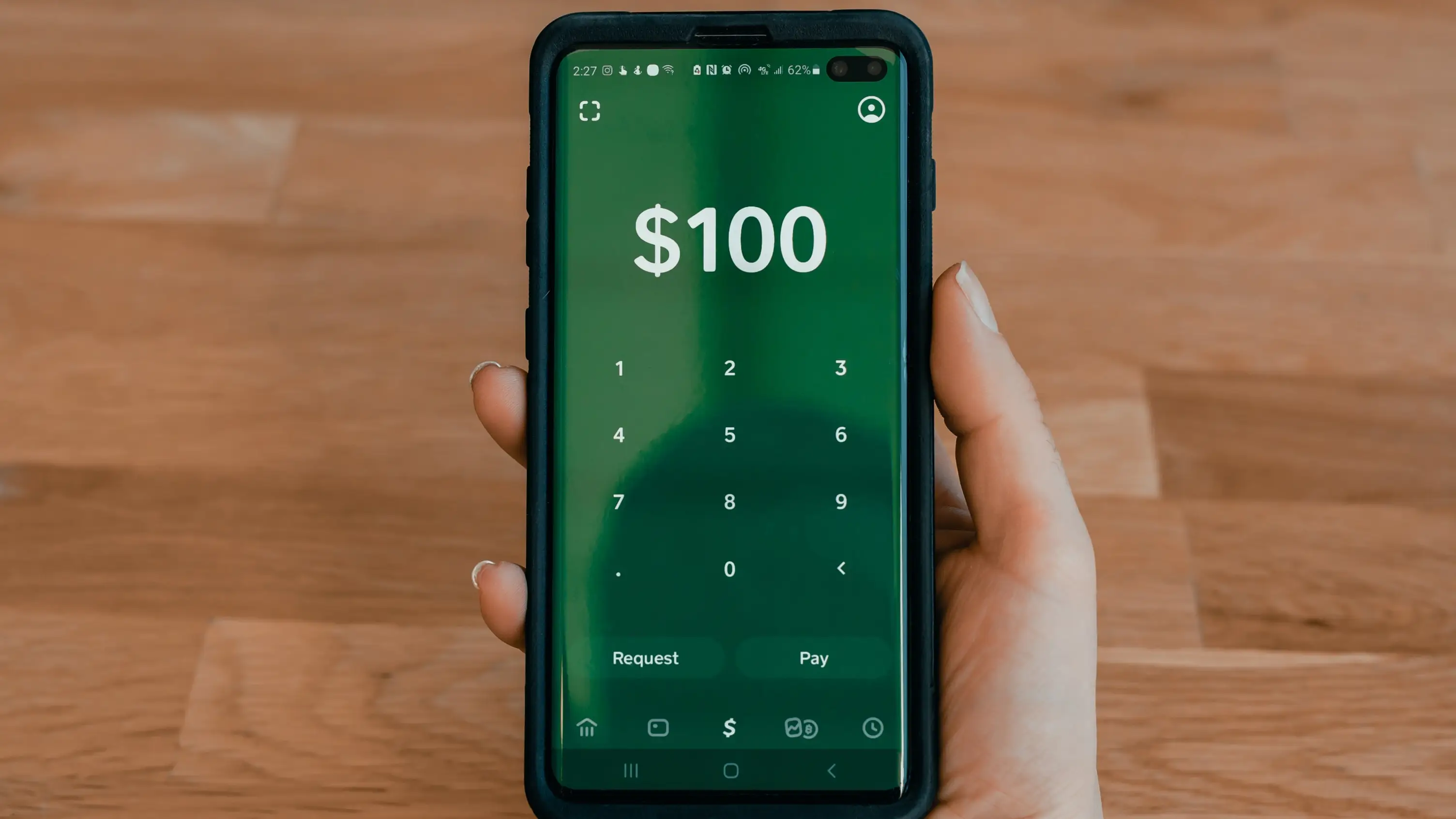 Imagen de una persona haciendo una transferencia de dinero Imagen de una persona haciendo una transferencia de dinero