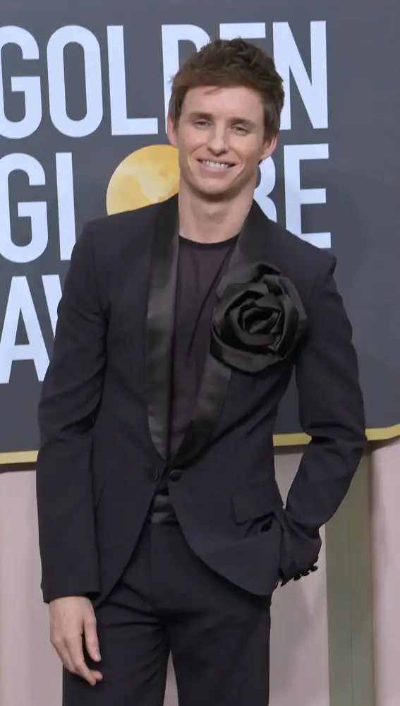 Eddie Redmayne, con una original flor de seda en la solapa