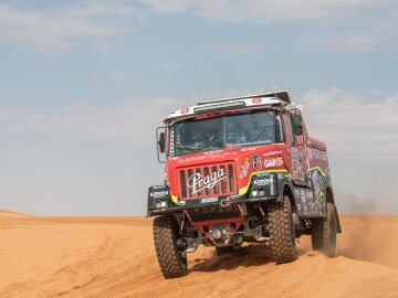 Ales Loprais pilota su camión durante la etapa 9 del Dakar 2023