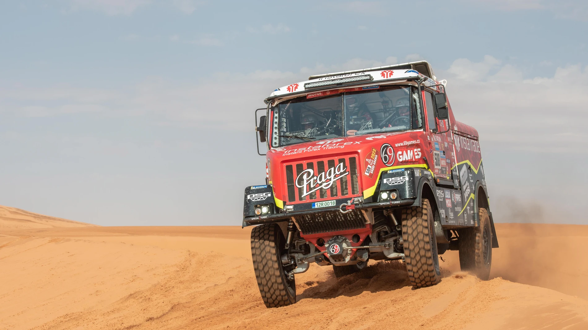 Ales Loprais pilota su camión durante la etapa 9 del Dakar 2023