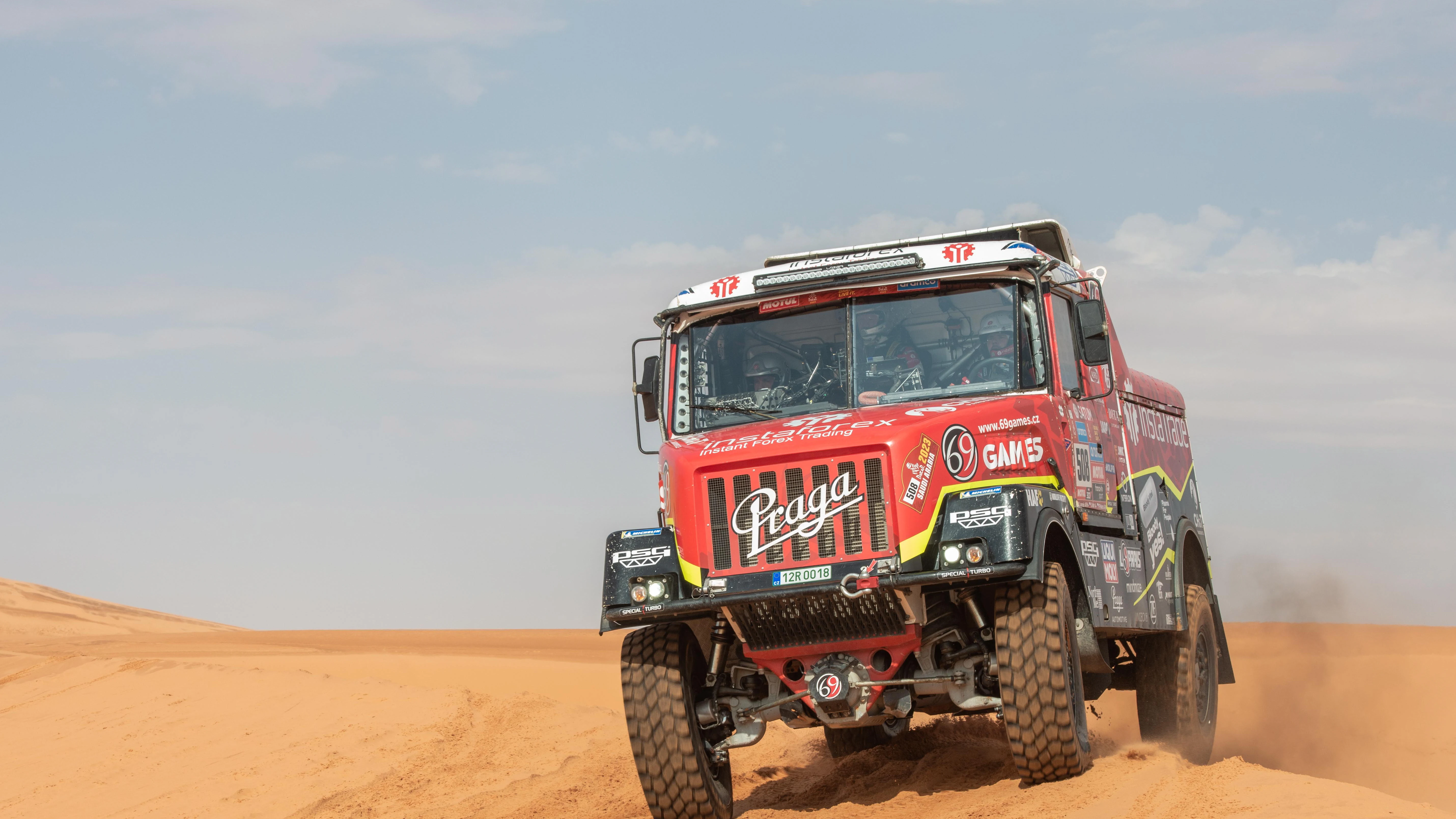 Ales Loprais pilota su cami&oacute;n durante la etapa 9 del Dakar 2023