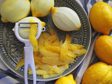 ¡No tires las cáscaras de limón! Trucos para reaprovecharlas