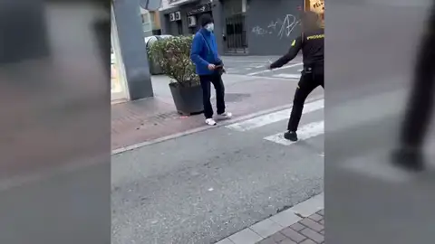 Amenza con cuchillo a un guardia de seguridad Amenza con cuchillo a un guardia de seguridad