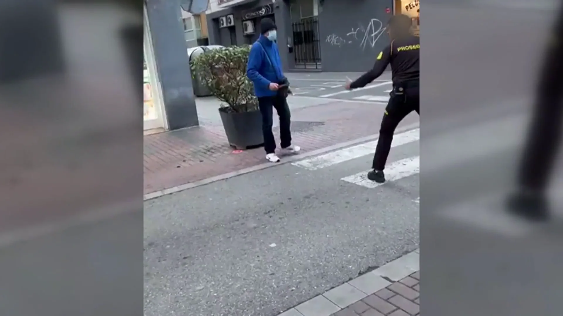 Amenza con cuchillo a un guardia de seguridad