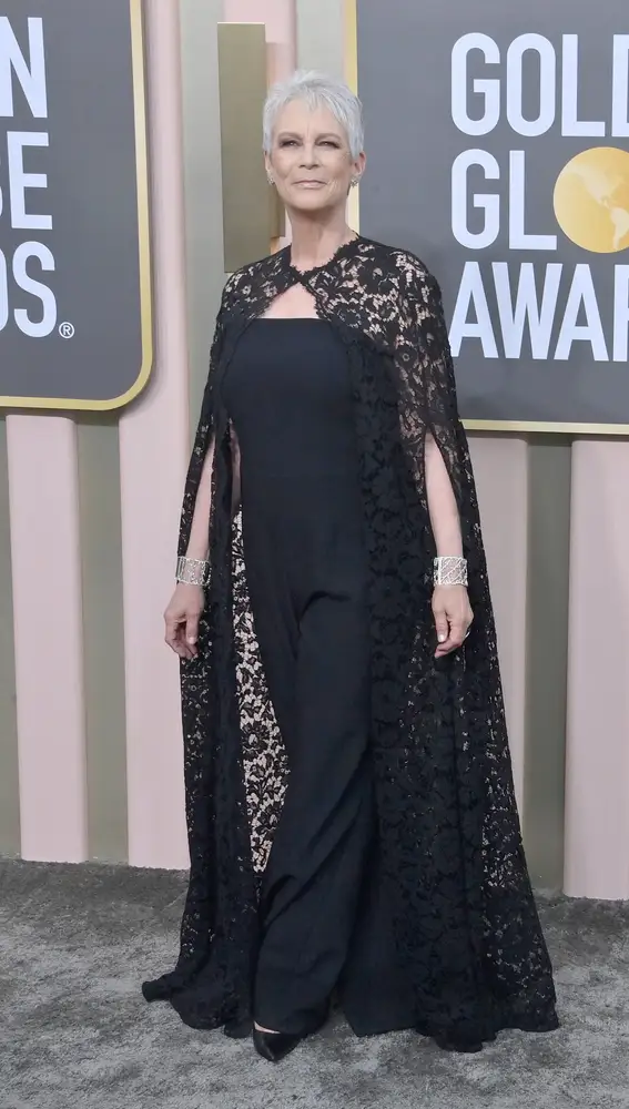 Jamie Lee Curtis, con un vestido de encaje negro de Valentino