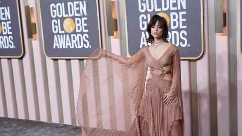Jenna Ortega en la alfombra roja de los Globos de Oro 2023
