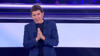 Lo más surrealista: Manel Fuentes tiene que pedir perdón en ‘Atrapa un millón’… ¡a todas las orcas del mundo!