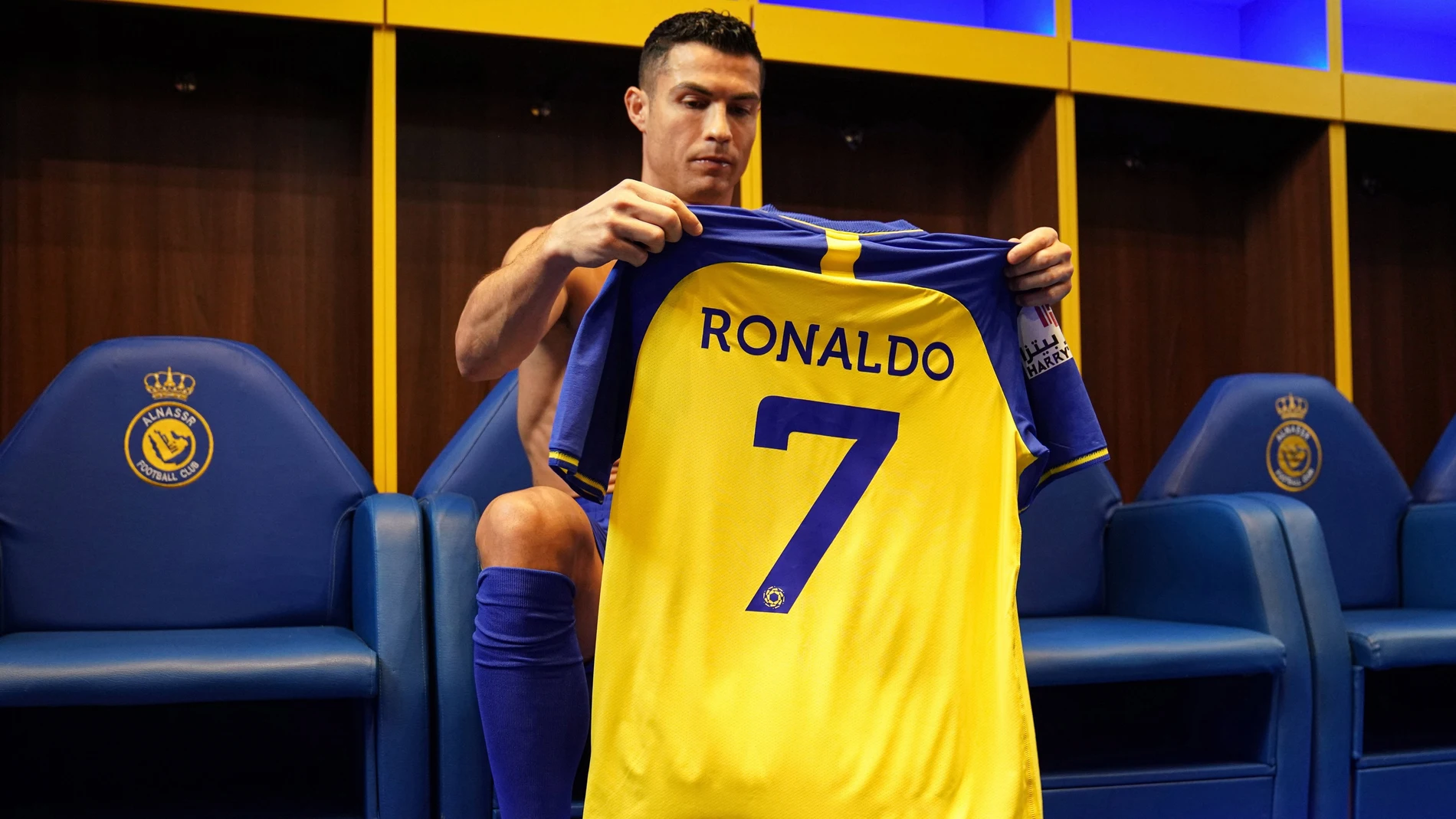 Cristiano Ronaldo posa con la camiseta del Al Nassr