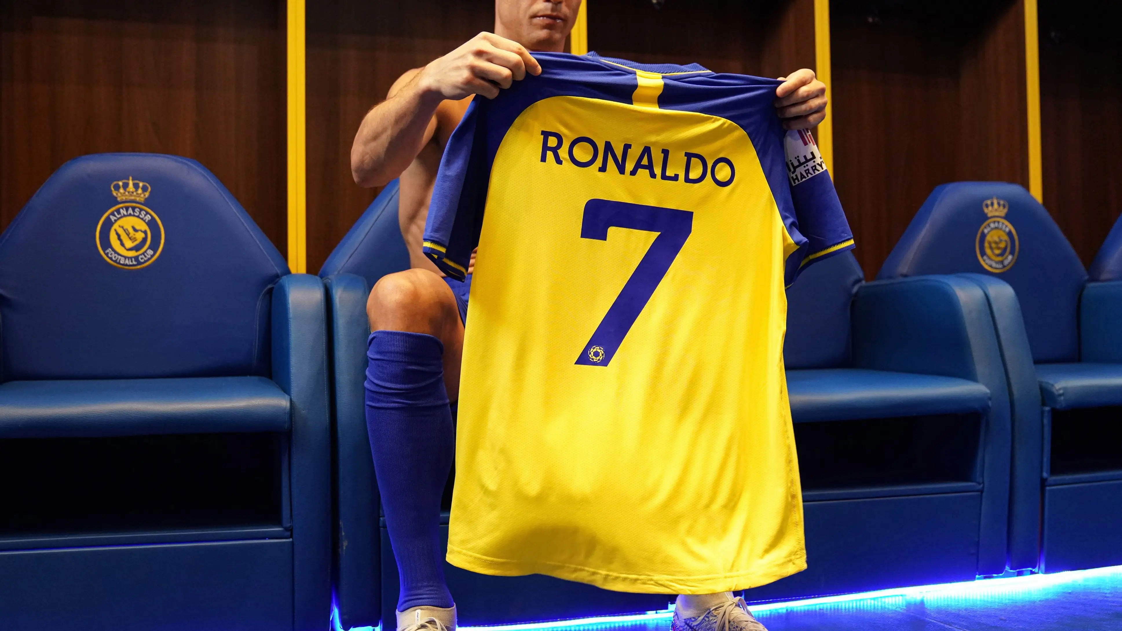 Cristiano Ronaldo posa con la camiseta del Al Nassr Cristiano Ronaldo posa con la camiseta del Al Nassr