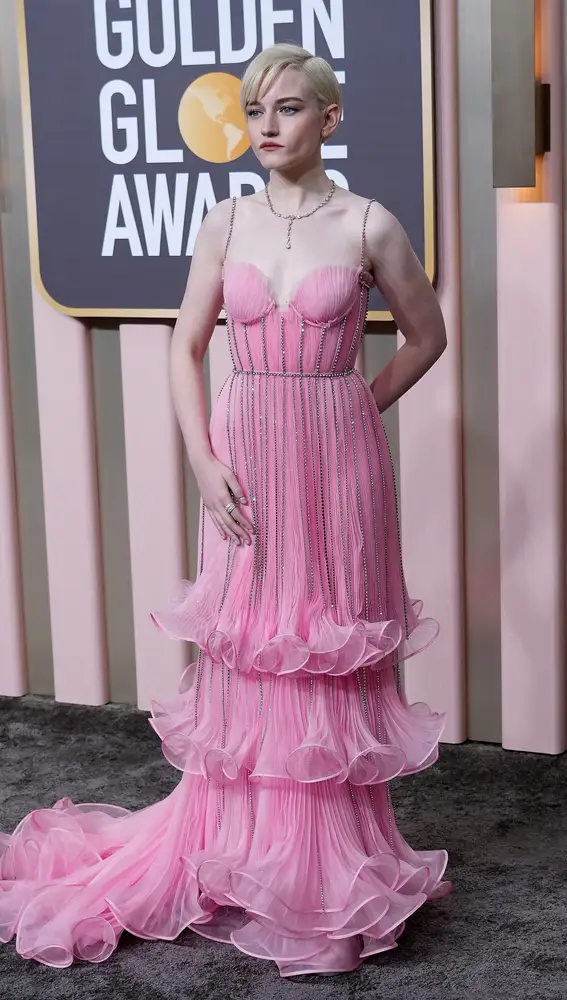 Julia Garner, con un original vestido rosa de Gucci
