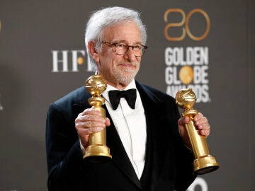 Steven Spielberg posando con sus galardones