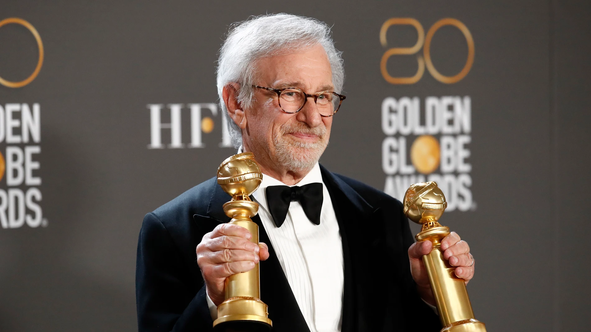 Steven Spielberg posando con sus galardones