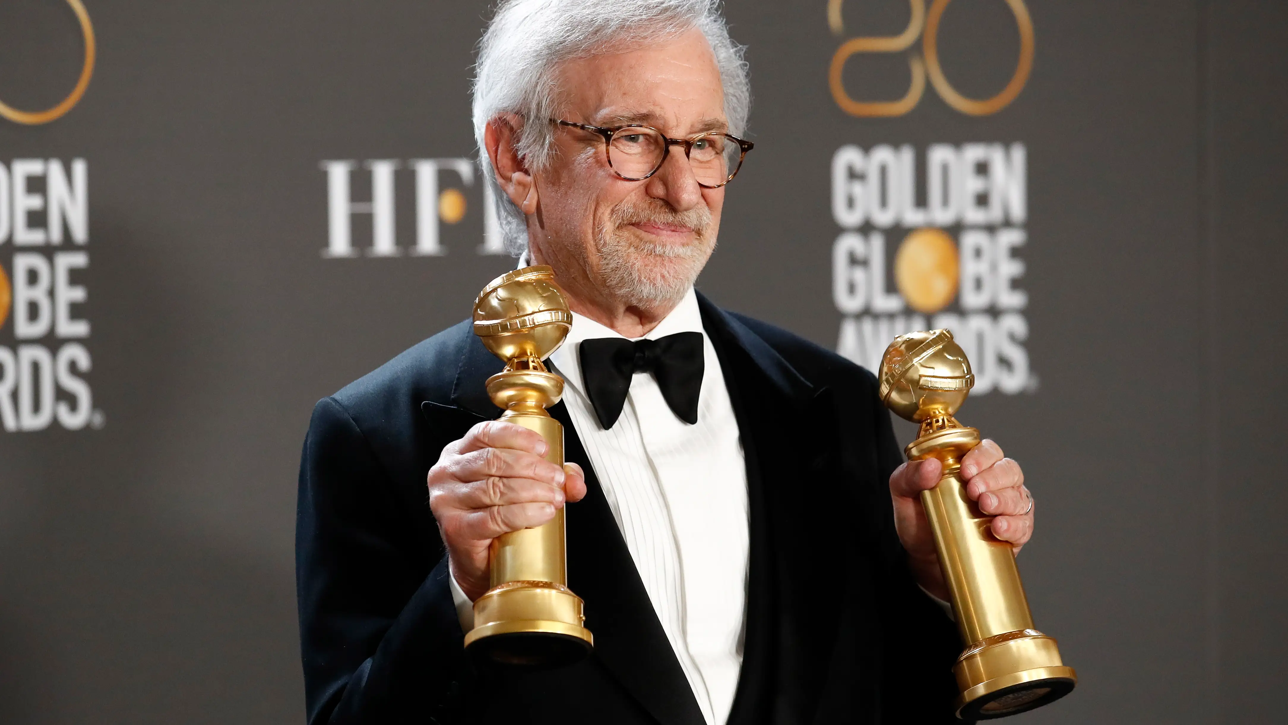 Steven Spielberg posando con sus galardones