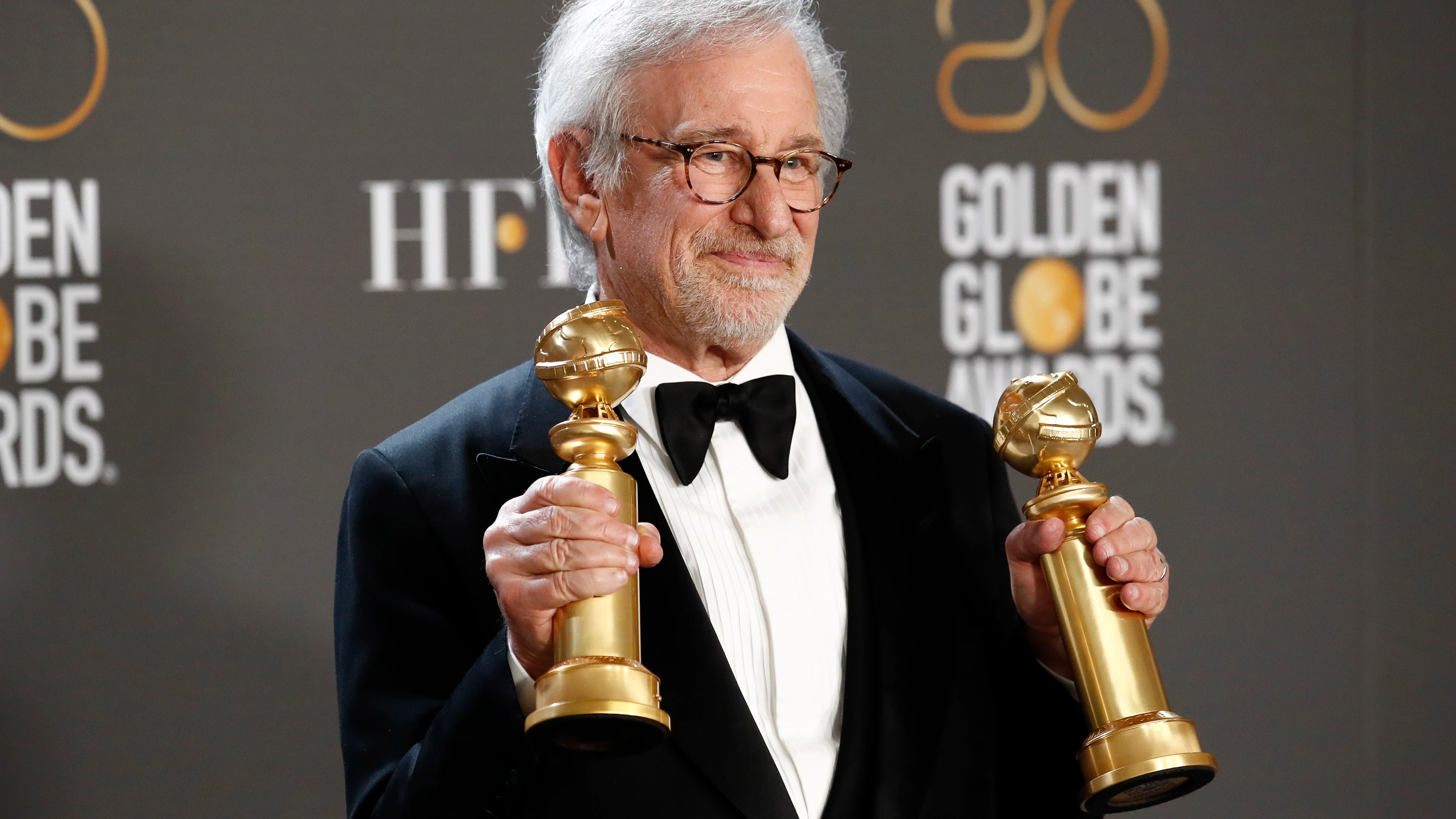 Steven Spielberg posando con sus galardones Steven Spielberg posando con sus galardones