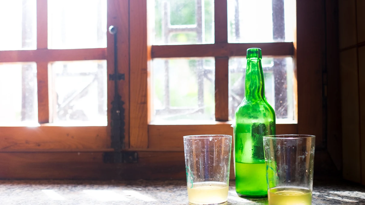 Vasos y botella de sidra