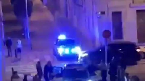 El vídeo de dos jóvenes destrozando a golpes varios retrovisores en Badalona El vídeo de dos jóvenes destrozando a golpes varios retrovisores en Badalona