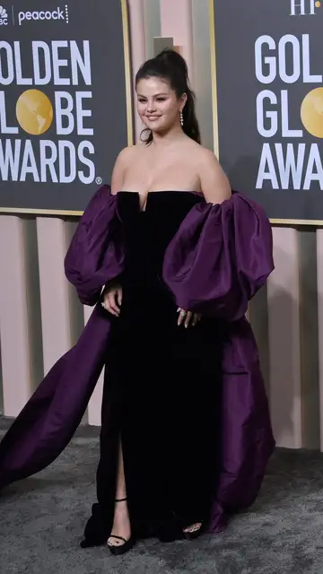 Selena Gomez, de Valentino apostando por la manga abullonada Alfombra roja Globos de Oro 2023