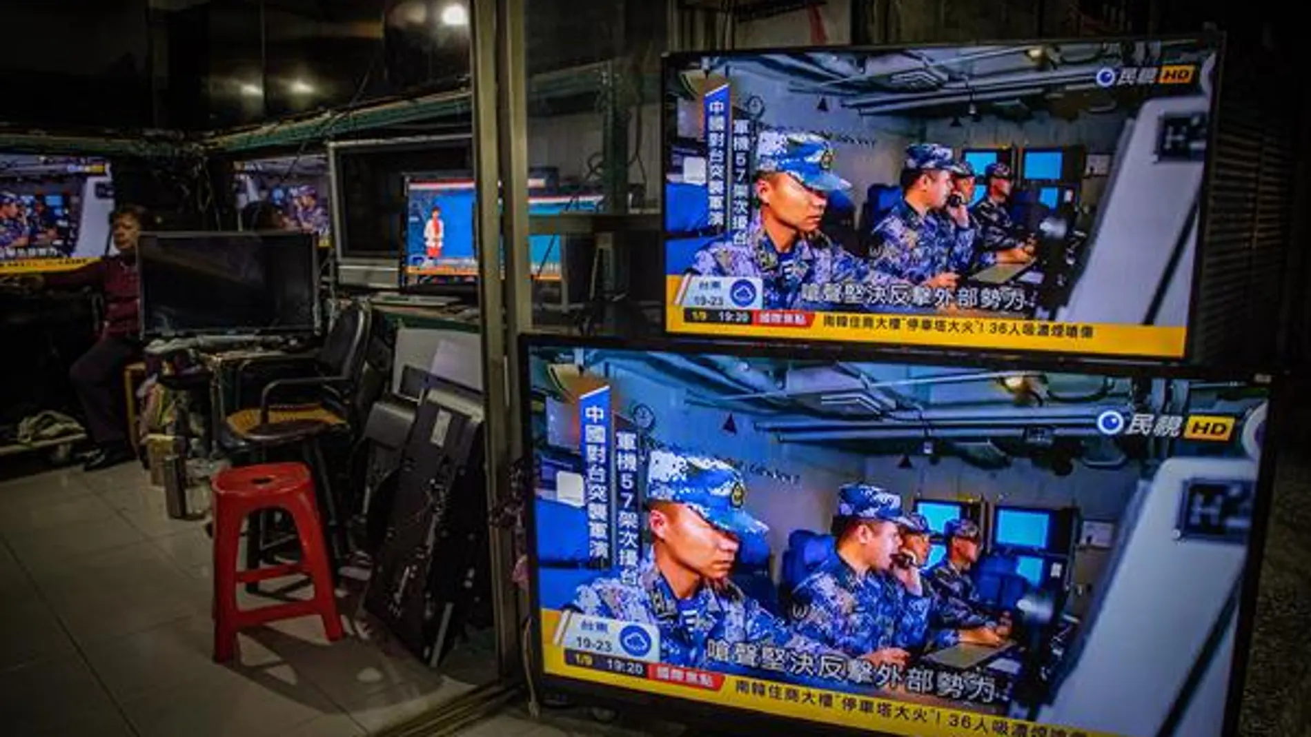 Pantallas en las que se informa sobre incursiones de buques y aviones chinos en las inmediaciones de Taiwán