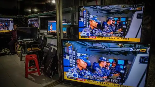 Pantallas en las que se informa sobre incursiones de buques y aviones chinos en las inmediaciones de Taiwán Pantallas en las que se informa sobre incursiones de buques y aviones chinos en las inmediaciones de Taiwán