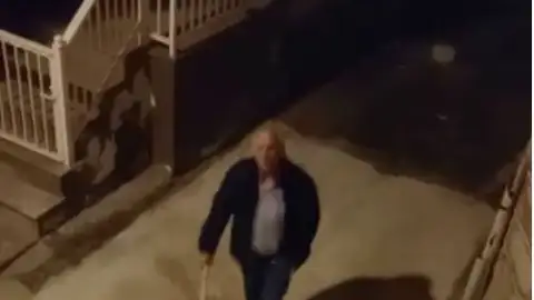 El vecino con el palo en la mano El vecino con el palo en la mano