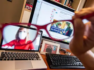 Imagen de recurso de unas gafas frente a varias pantallas de ordenadores Imagen de recurso de unas gafas frente a varias pantallas de ordenadores
