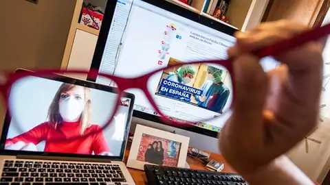 Imagen de recurso de unas gafas frente a varias pantallas de ordenadores Imagen de recurso de unas gafas frente a varias pantallas de ordenadores