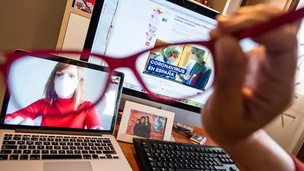 Imagen de recurso de unas gafas frente a varias pantallas de ordenadores Imagen de recurso de unas gafas frente a varias pantallas de ordenadores
