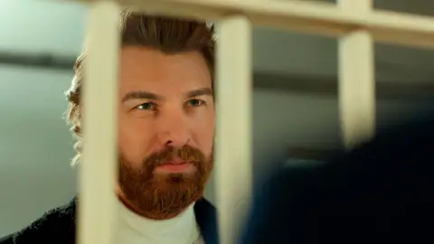 Fikret y Hakan cara a cara: “¿Trabajas para el gobierno?” Fikret y Hakan cara a cara: “¿Trabajas para el gobierno?”