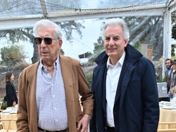 Mario Vargas Llosa, junto a su hijo Álvaro