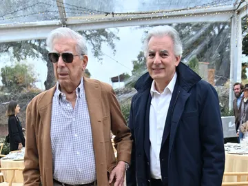 Mario Vargas Llosa, junto a su hijo Álvaro Mario Vargas Llosa, junto a su hijo Álvaro