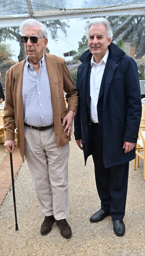 Mario Vargas Llosa, junto a su hijo Álvaro