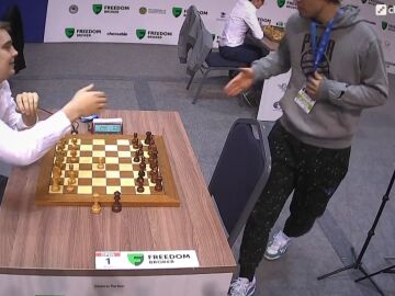 Magnus Carlsen, en el momento en el que llega tarde ante Kovalev