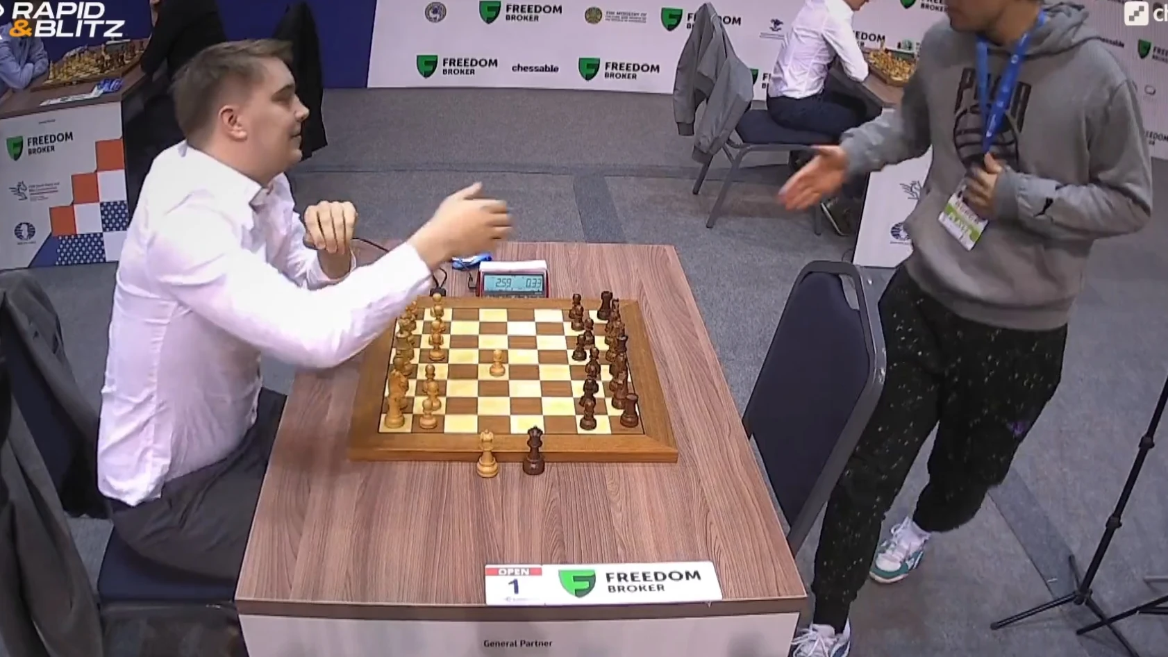 Magnus Carlsen, en el momento en el que llega tarde ante Kovalev
