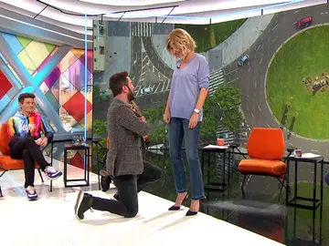 El momento en el que Diego Revuelta hinca rodilla y le pide 'matrimonio' a Sussana Griso con un Casio El momento en el que Diego Revuelta hinca rodilla y le pide 'matrimonio' a Sussana Griso con un Casio