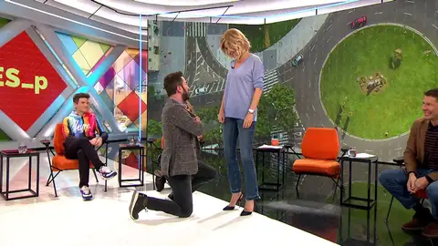 El momento en el que Diego Revuelta hinca rodilla y le pide 'matrimonio' a Sussana Griso con un Casio El momento en el que Diego Revuelta hinca rodilla y le pide 'matrimonio' a Sussana Griso con un Casio