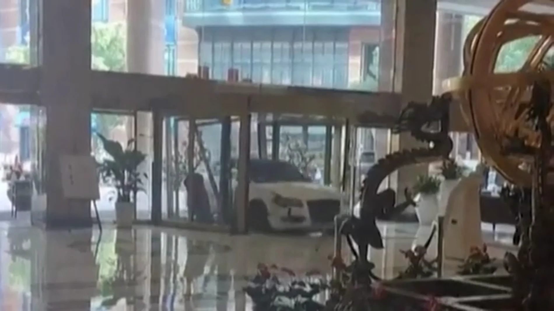 El impactante momento en el que un cliente descontento destroza un hotel de Shanghái con su coche