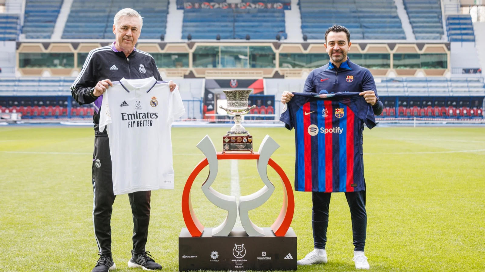 Ancelotti y Xavi posan con las respectivas camisetas de su equipo alrededor del trofeo de la Supercopa Ancelotti y Xavi posan con las respectivas camisetas de su equipo alrededor del trofeo de la Supercopa