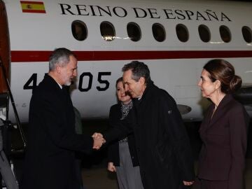 El rey Felipe (i) saluda al embajador español en Grecia Carles Casajuana a su llegada hoy domingo a Atenas