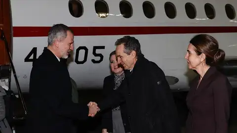 El rey Felipe (i) saluda al embajador español en Grecia Carles Casajuana a su llegada hoy domingo a Atenas El rey Felipe (i) saluda al embajador español en Grecia Carles Casajuana a su llegada hoy domingo a Atenas