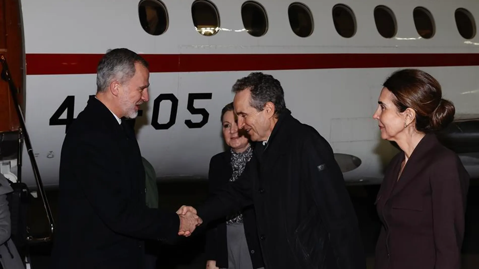 El rey Felipe (i) saluda al embajador español en Grecia Carles Casajuana a su llegada hoy domingo a Atenas