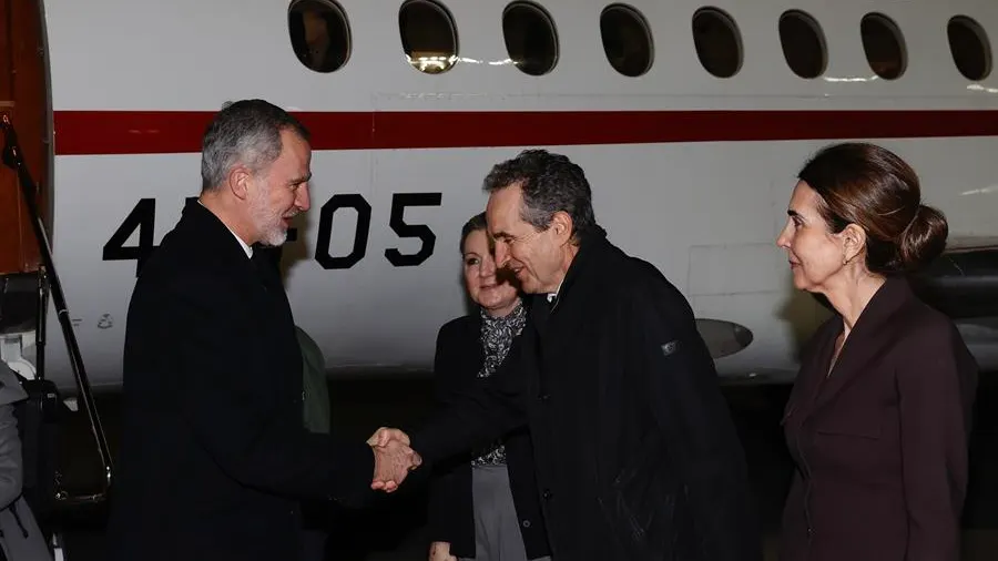El rey Felipe (i) saluda al embajador espa&ntilde;ol en Grecia Carles Casajuana a su llegada hoy domingo a Atenas