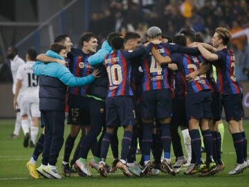 El Barcelona celebra el título de la Supercopa de España