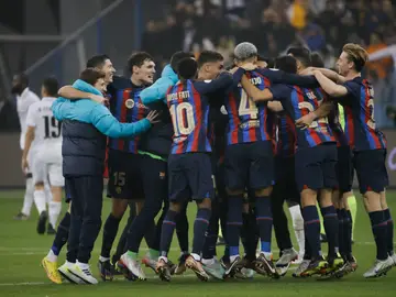 El Barcelona celebra el título de la Supercopa de España El Barcelona celebra el título de la Supercopa de España
